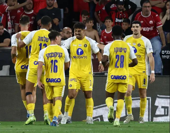 שחקני מכבי תל אביב חוגגים
