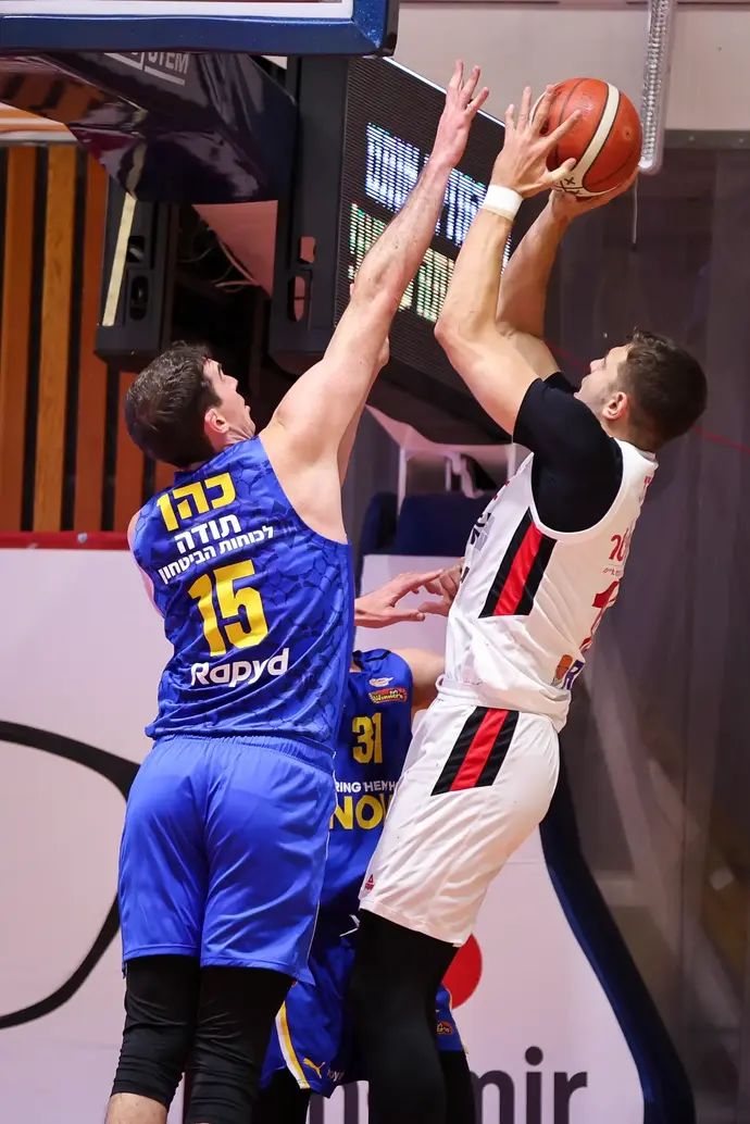 יותם חנוכי, הפועל גליל עליון, מול וויל ריימן, מכבי תל אביב