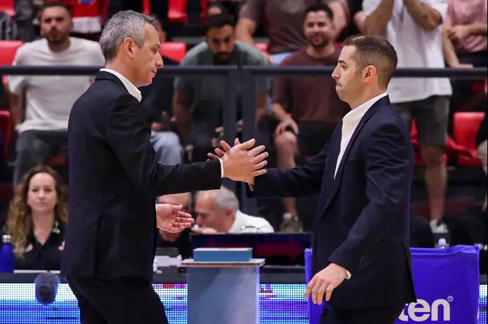 מאמן מכבי תל אביב עודד קטש לצד מאמן הפועל גליל עליון גוני יזרעאלי