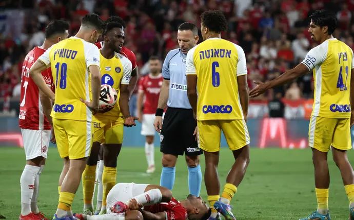 אוראל גרינפלד שופט כדורגל מעל אליאל פרץ שחקן הפועל באר שבע