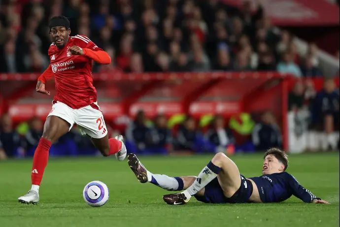 אנתוני אלנגה שחקן נוטינגהאם פורסט לצד אלחנדרו גרנאצ'ו שחקן מנצ'סטר יונייטד