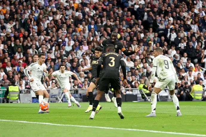 מוקטר דיאקבי שחקן ולנסיה כובש שער עצמי שנפסל נגד ריאל מדריד