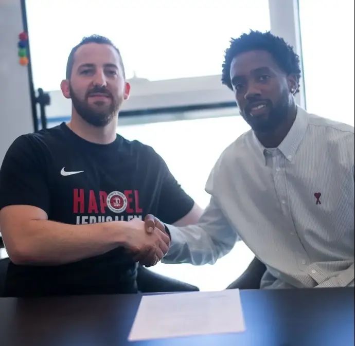 בעלי הפועל ירושלים, מתן אדלסון, עם קאדין קרינגטון אחרי הארכת חוזה