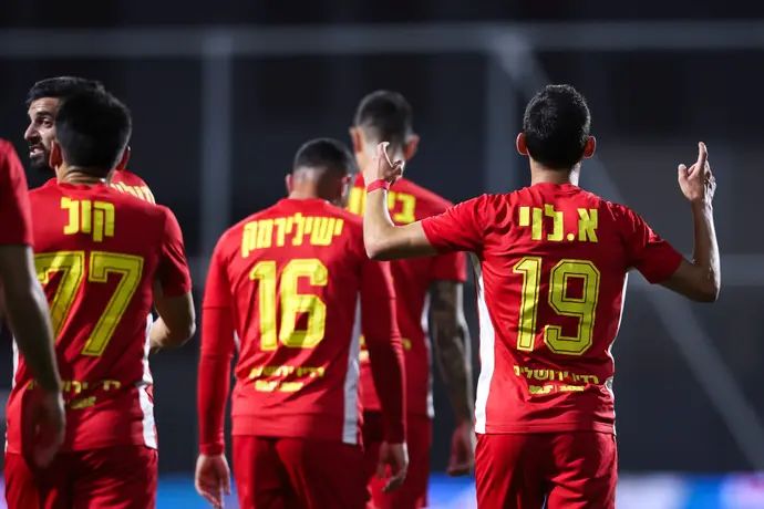 אדיר לוי חוגג שער במדי מ.ס. אשדוד