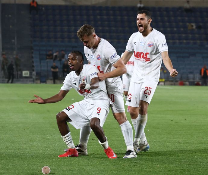 שחקני הפועל חיפה חוגגים עם טיימוקו דיארה