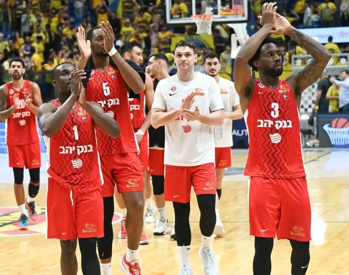 ג'ארד הארפר ושחקני הפועל ירושלים חוגגים ניצחון ביד אליהו