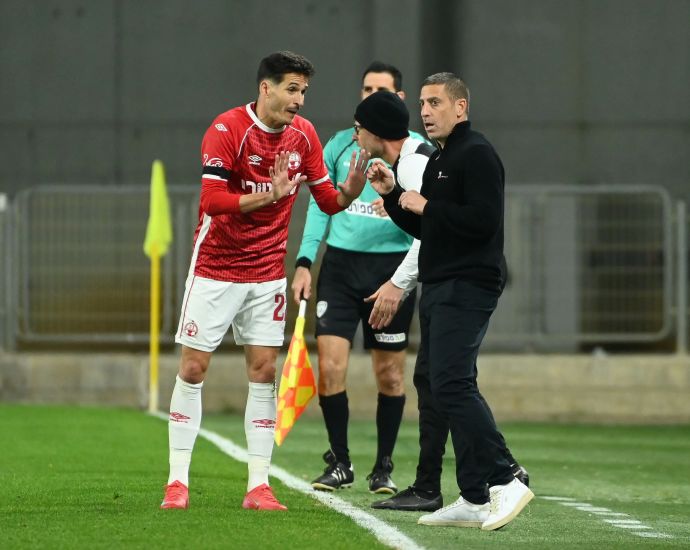 מאמן הפועל באר שבע, רן קוז'וך, עם שחקן הקבוצה הלדר לופס