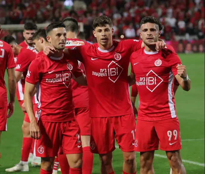 איתמר שבירו, סתיו טוריאל, לירן רוטמן שחקני הפועל תל אביב חוגגים