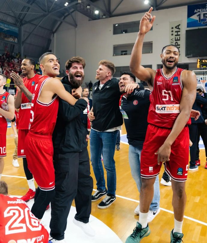 שחקני הפועל תל אביב חוגגים: ברונו קאבוקלו, יונתן רבינוביץ', ים מדר