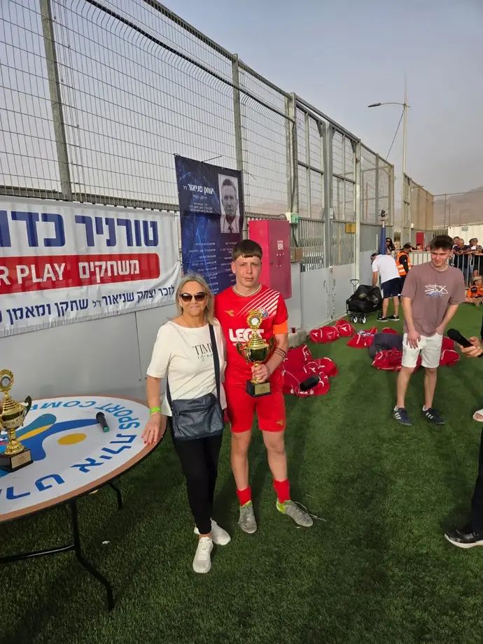 דרורה, בתו של יצחק שניאור, מעניקה את הגביע