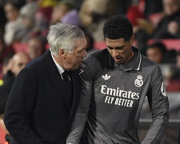 מאמן ריאל מדריד קרלו אנצ'לוטי לצד ג'וד בלינגהאם