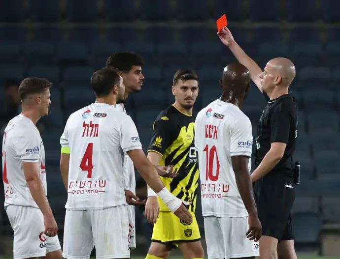 עידן לייבה שופט כדורגל לצד אניס פורת עיאש, הפועל חיפה