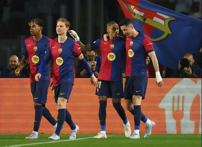 רוברט לבנדובסקי עם ראפיניה, שחקני ברצלונה