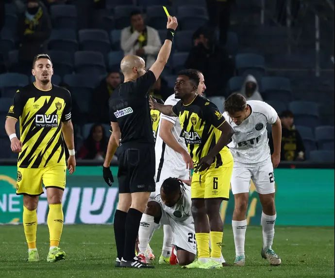 השופט נאאל עודה שולף כרטיס צהוב לשחקן בית"ר ירושלים, איסמעילה סורו