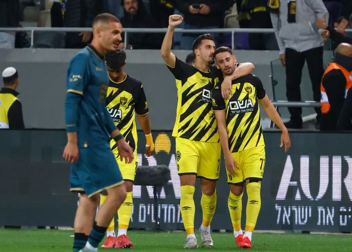 עומר אצילי חוגג עם ירדן שועה, שחקני בית"ר ירושלים