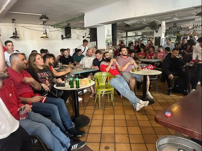 אוהדי הפועל תל אביב צופים בקבוצת הכדורגל באיים הקנריים