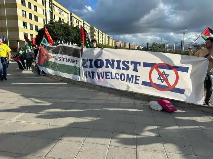 הפגנה פרו פלסטינית מחוץ לאולם של גראן קנאריה לפני גמר היורוקאפ נגד הפועל תל אביב