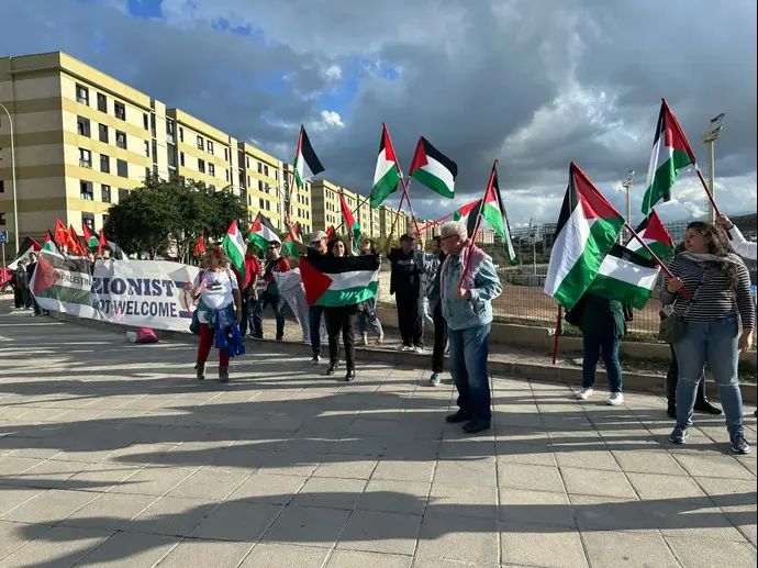 הפגנה פרו פלסטינית מחוץ לאולם של גראן קנאריה לפני גמר היורוקאפ נגד הפועל תל אביב