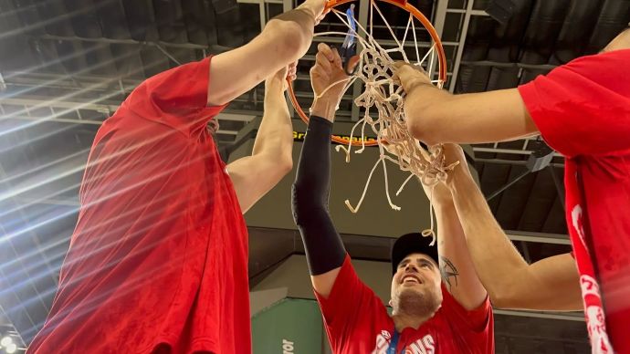 הפועל תל אביב חוגגת זכייה ביורוקאפ, עוז בלייזר גוזר רשתות