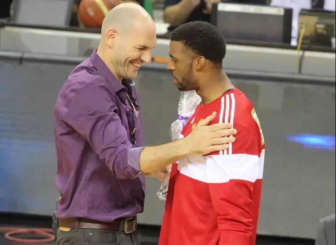 דונטה סמית' שחקן הפועל ירושלים (ימין) עם עידו קוז'יקרו