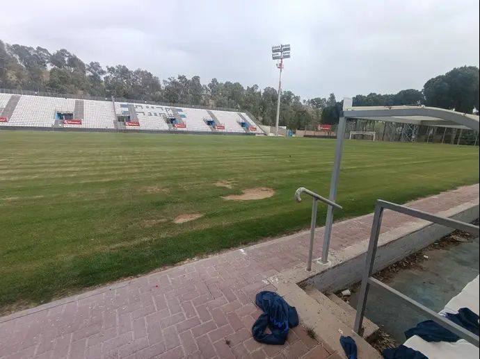 הדשא במצב טוב יחסית, אבל סימני ההפצצות ניכרים