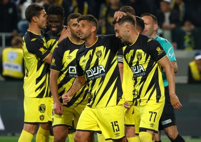 שחקני בית"ר ירושלים, דור מיכה חוגג עם עומר אצילי בחצי גמר הגביע