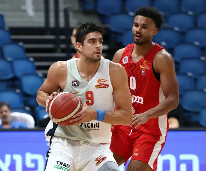 איתי שגב עירוני נס ציונה לצד ג'סטין סמית' הפועל ירושלים