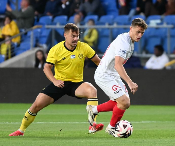 איתמר נוי שחקן הפועל חיפה לפני מקסים פלקושצ'נקו שחקן מכבי נתניה