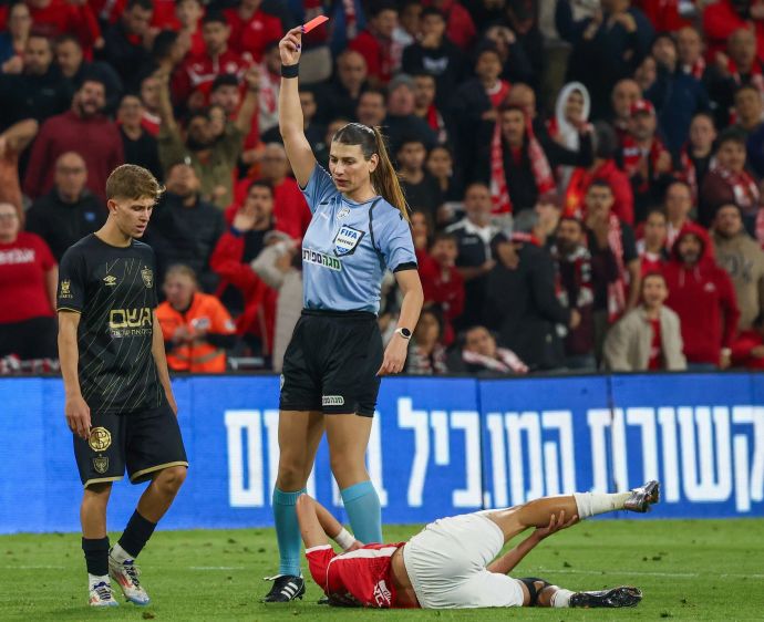 ספיר ברמן, שופטת כדורגל עם הכרטיס האדום אל עדי יונה, שחקן בית"ר ירושלים