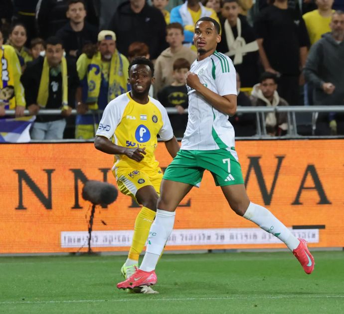 קסנדר סברינה שחקן מכבי חיפה לפני איסוף סיסוקו שחקן מכבי תל אביב