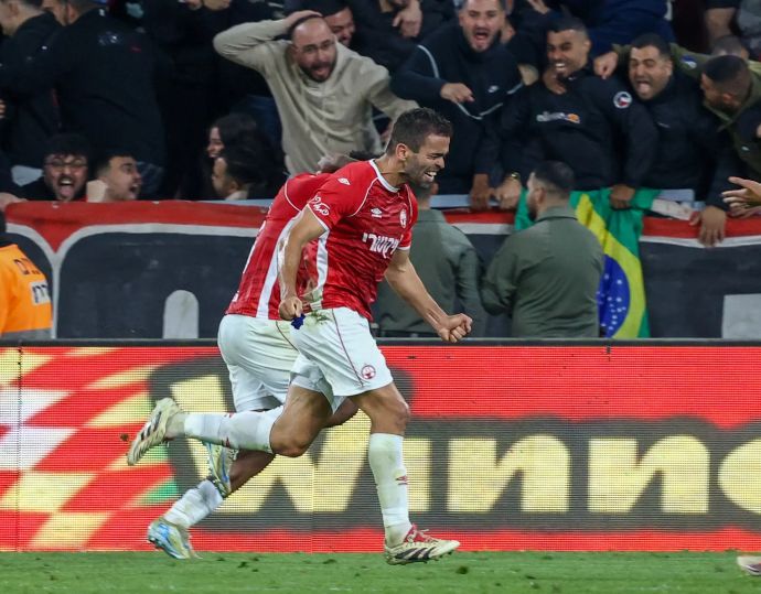 מיגל ויטור שחקן הפועל באר שבע חוגג שער