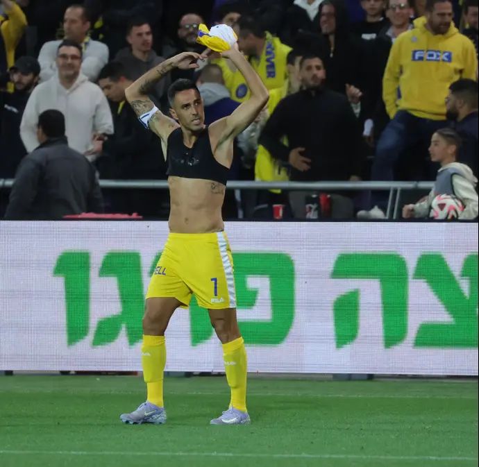 ערן זהבי שחקן מכבי תל אביב חוגג שער