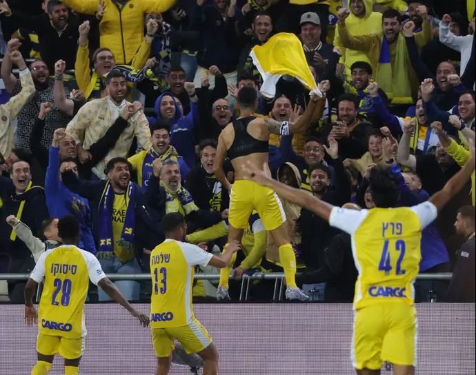 ערן זהבי שחקן מכבי תל אביב חוגג שער