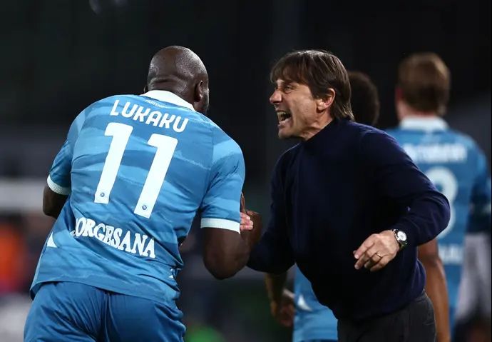 אנטוניו קונטה מאמן נאפולי עם רומלו לוקאקו