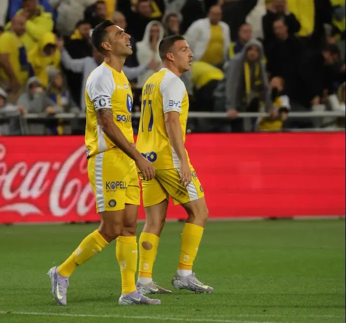 ערן זהבי שחקן מכבי תל אביב לצד אושר דוידה