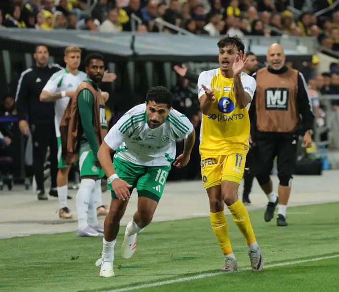 ווסלי פטאצ'י שחקן מכבי תל אביב מול קני סייף שחקן מכבי חיפה