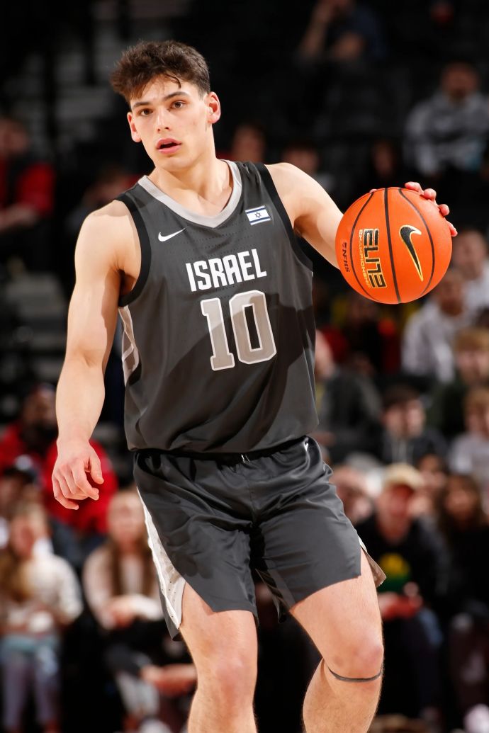 עומר מאייר במדי נבחרת העולם ב"נייקי הופ סאמיט"