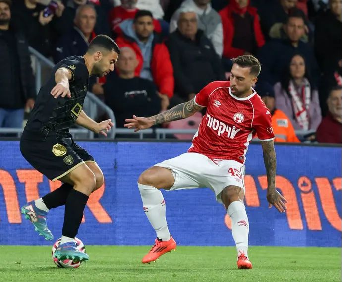 יורי מדיירוש שחקן הפועל באר שבע מול גיל כהן שחקן בית"ר ירושלים