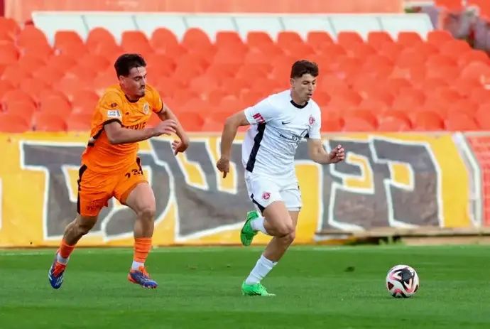 סתיו טוריאל שחקן הפועל תל אביב לצד עידן וינטראוב שחקן הפועל כפר שלם