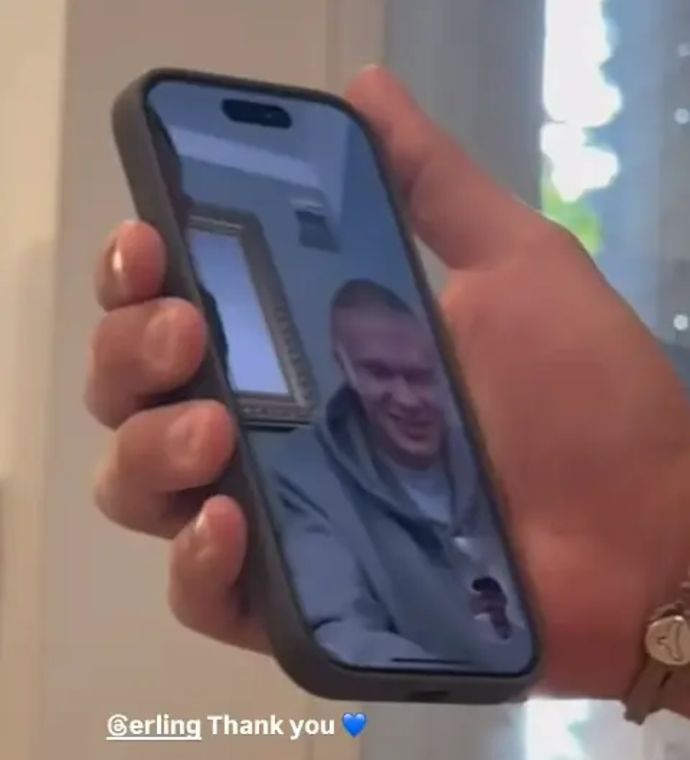 ארלינג הולאנד משוחח עם עומר שם טוב שחזר משבי החמאס בעזה