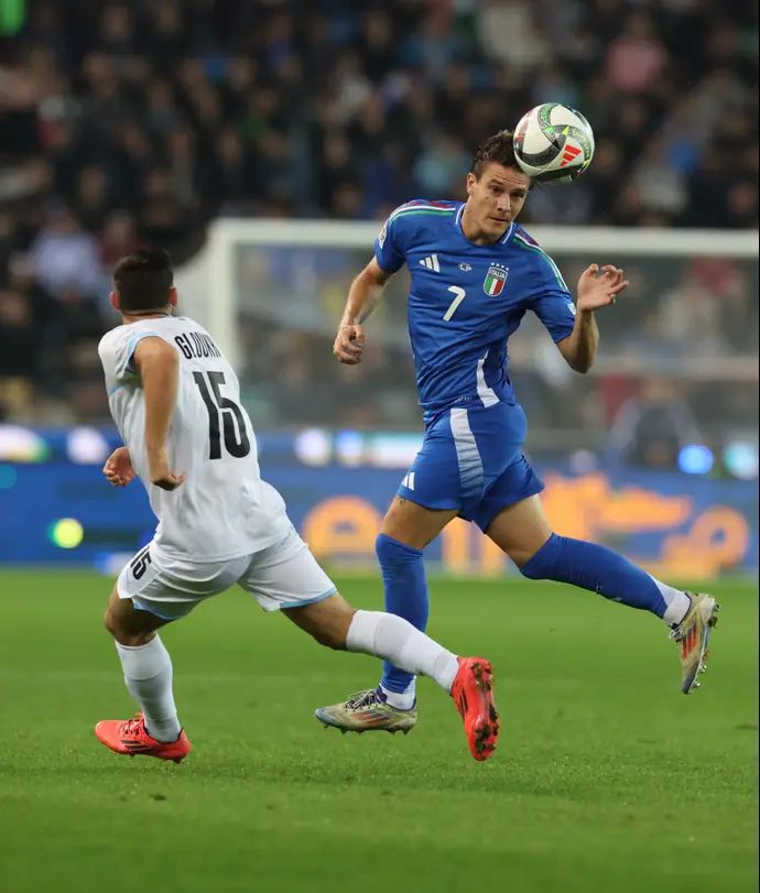 ניקולו פאג'ולי שחקן נבחרת איטליה מול אוסקר גלוך שחקן נבחרת ישראל