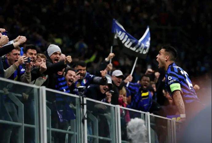 לאוטרו מרטינס קפטן אינטר חוגג עם האוהדים