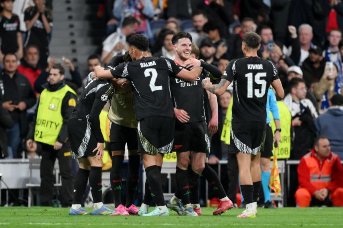 שחקני ארסנל חוגגים עם דקלן רייס