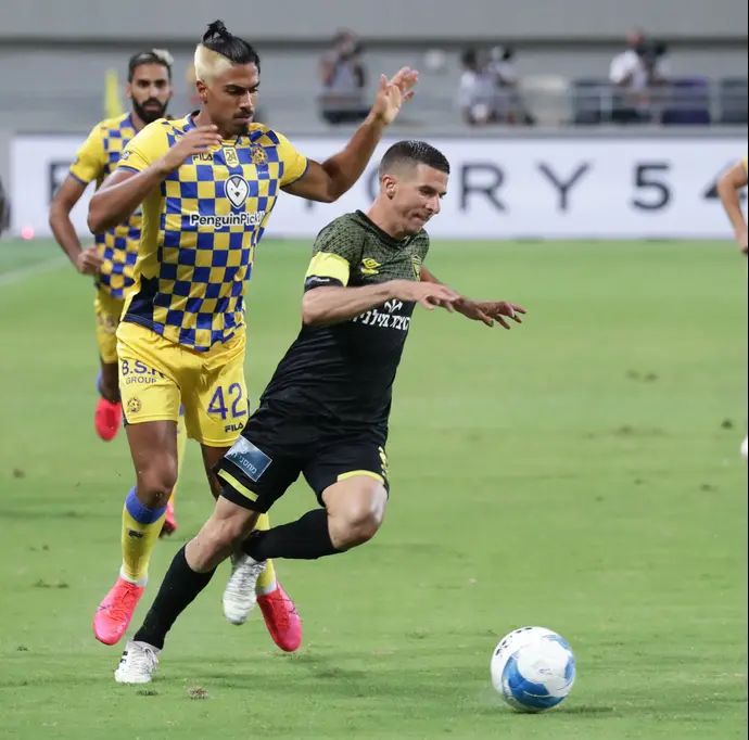 שחקן מכבי תל אביב דור פרץ מול שחקן בית"ר ירושלים עידן ורד