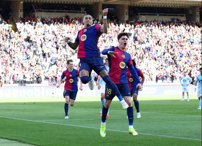 שחקן ברצלונה ראפיניה חוגג