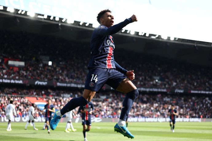 דזירה דואה שחקן פריז סן ז'רמן חוגג שער