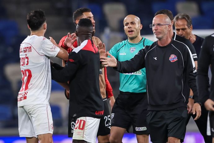 הלדר לופס שחקן הפועל באר שבע במהלך עימות עם רוני לוי מאמן הפועל חיפה