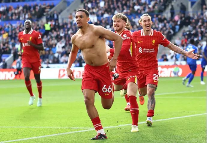 טרנט אלכסנדר ארנולד חוגג עם חבריו לליברפול, הארווי אליוט, קוסטאס צימיקאס