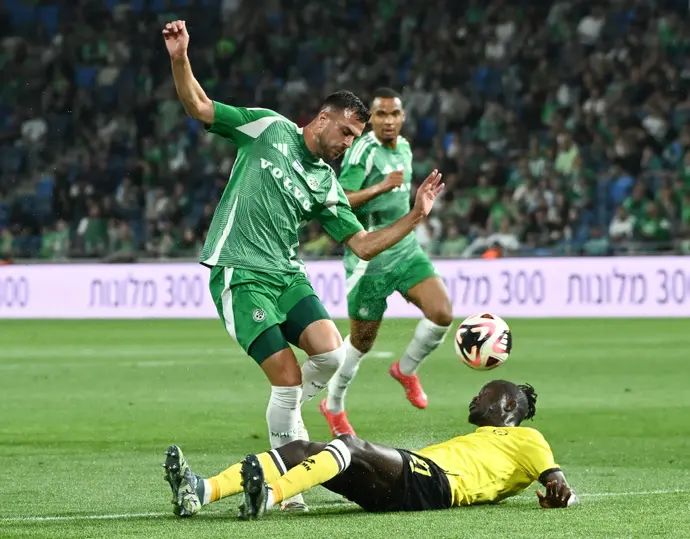 דין דוד שחקן מכבי חיפה מעל מוחמד ג'טיי שחקן מכבי נתניה
