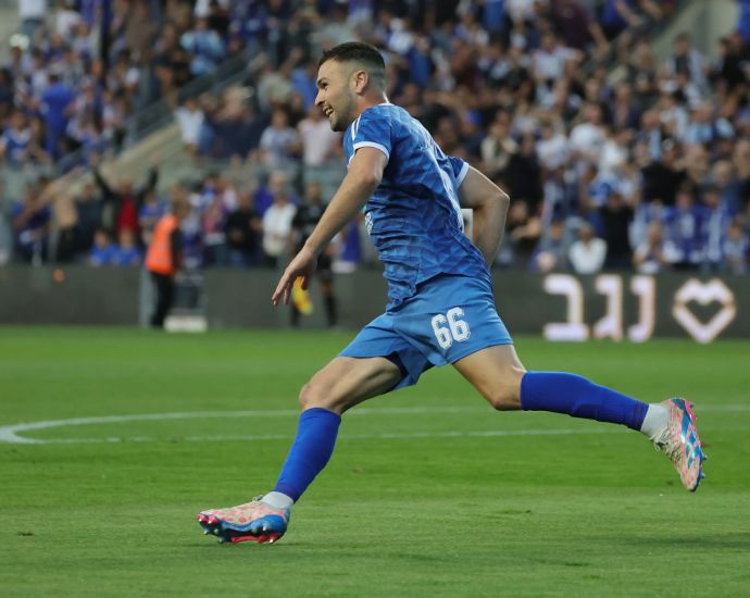 איתי רוטמן שחקן הפועל פתח תקוה חוגג שער